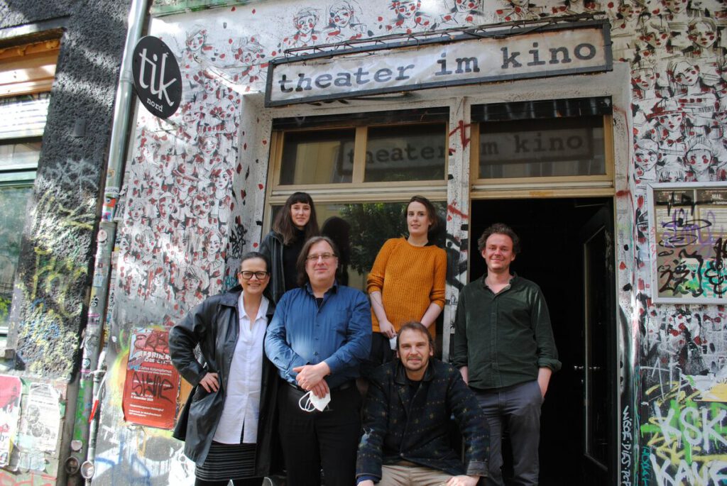 tik Berliner Woche, der Vereinsvorstand vor dem Theater im Kino